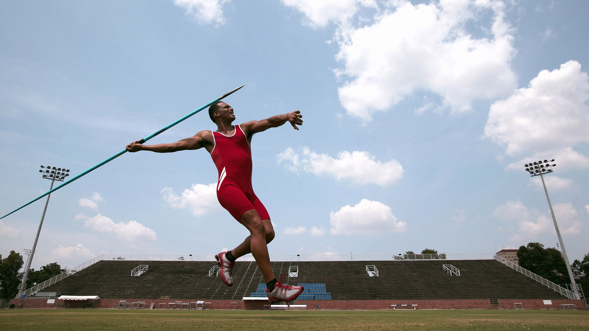 埃夫内普尔在男子公路赛中再次夺金，埃费内普尔