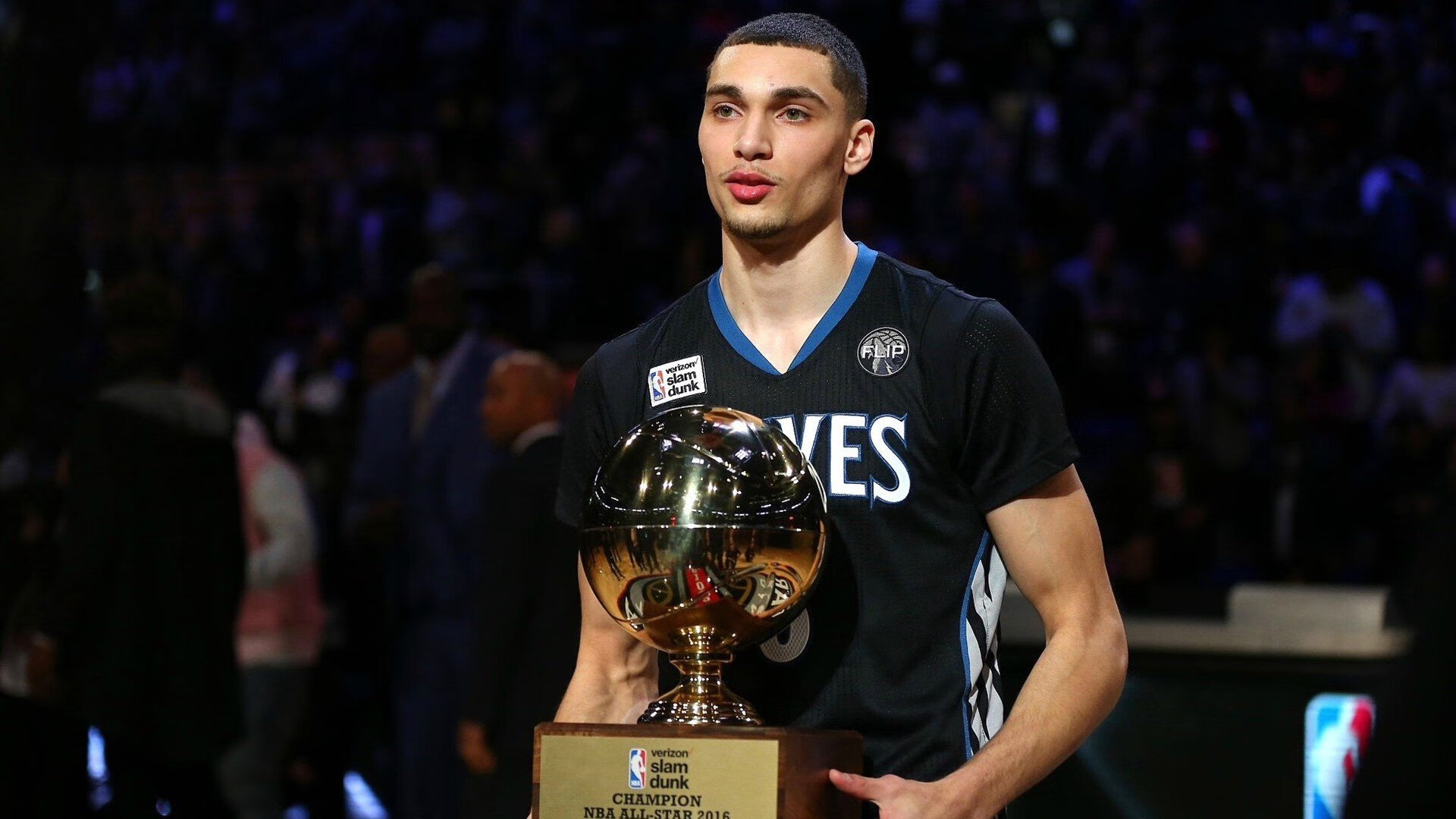 开云体育网站入口-明星对决：张伟砍下30分，赛场表现抢眼！，明星张伟男